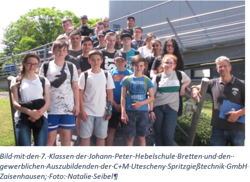 Bild mit den 7. Klassen der Johann-Peter-Hebelschule Bretten und den  gewerblichen Auszubildenden der C+M Utescheny Spritzgießtechnik GmbH Zaisenhausen; Foto: Natalie Seibel